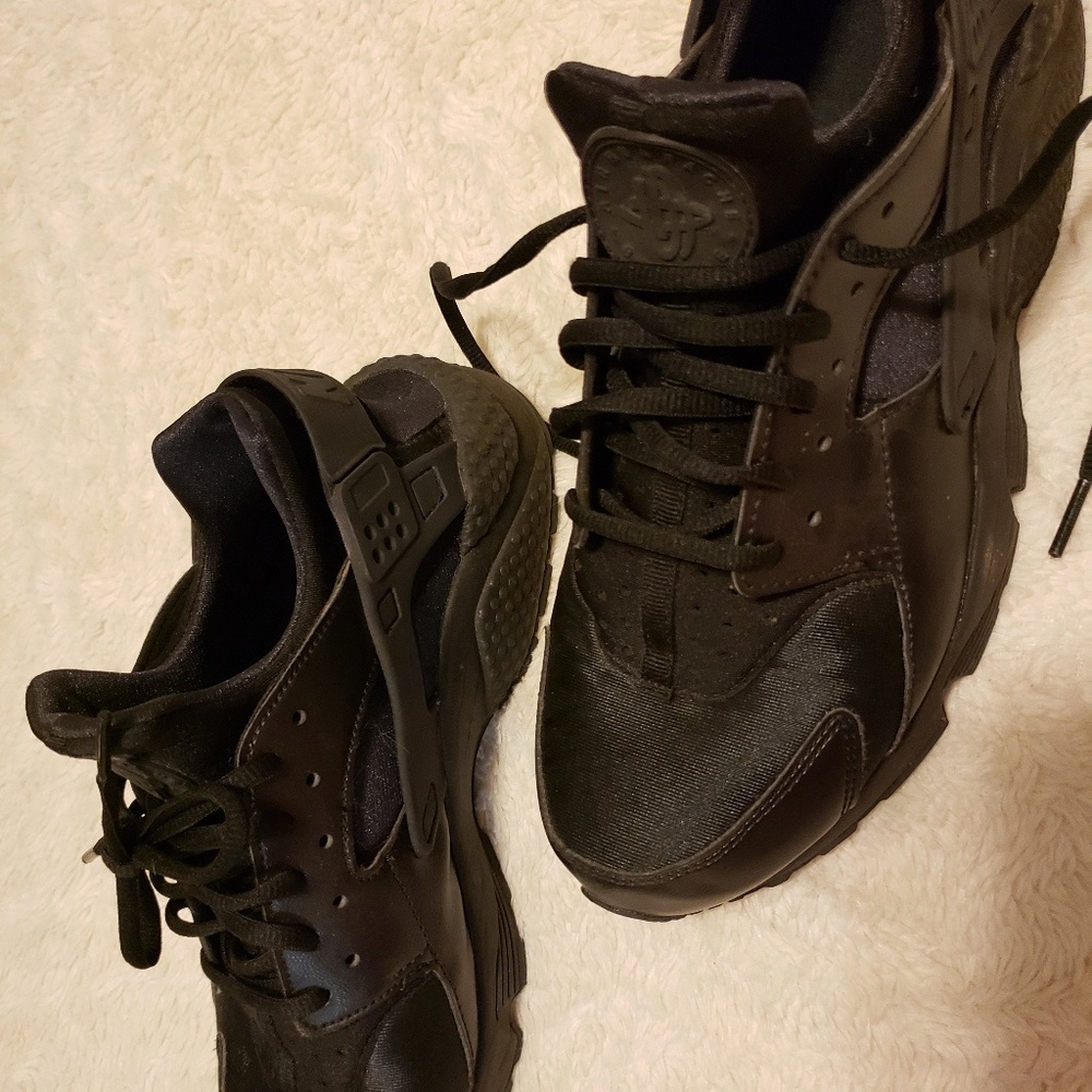 Women's Size 10 Black Nike Huaraches